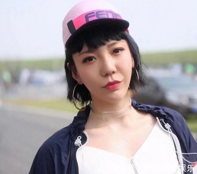 走红 她走红后就膨胀,穿袜子要4个人伺候,从上亿代言费沦落县城卖唱