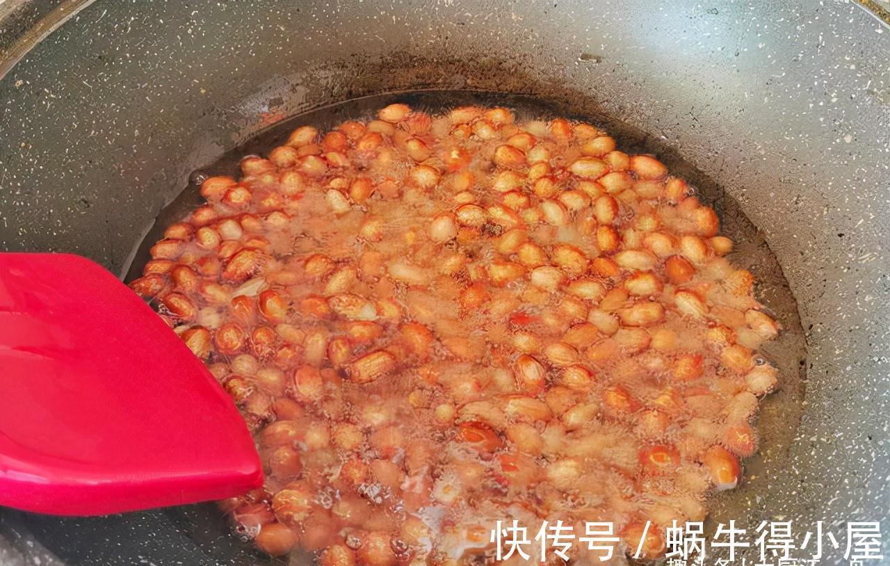 油炸花生米,先下锅炸就错了!难怪不酥脆,教你正确做法