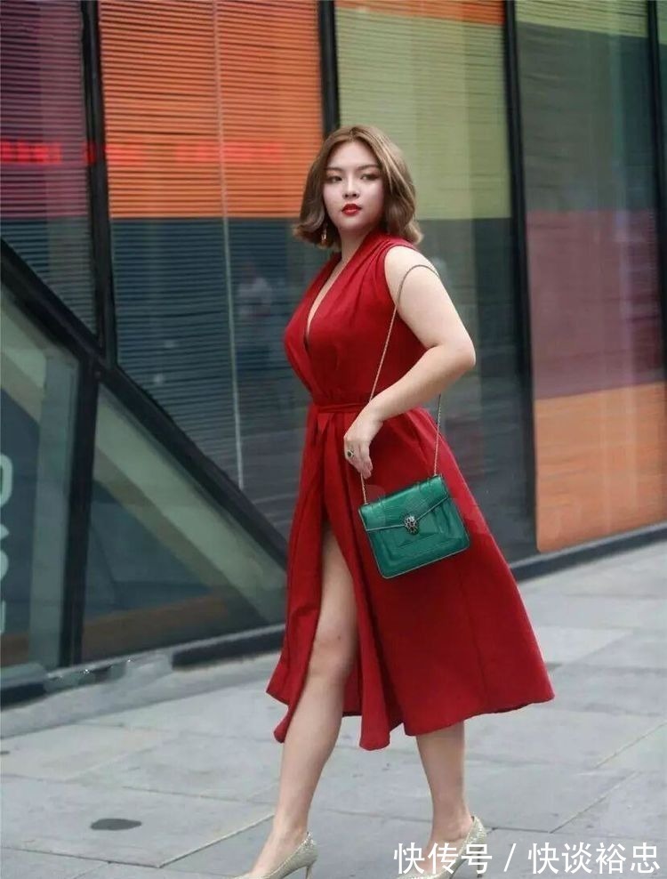 长裙 邻家女孩婴儿肥身材,穿搭前卫牛仔裤,时尚大气又清新