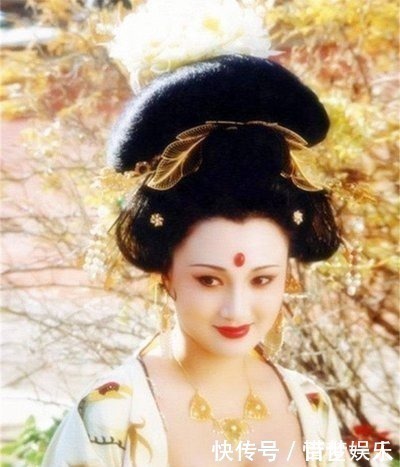 唐玄宗@李白最肉麻的一首诗,赤裸裸地吹捧杨贵妃,其中两句成为千古名句