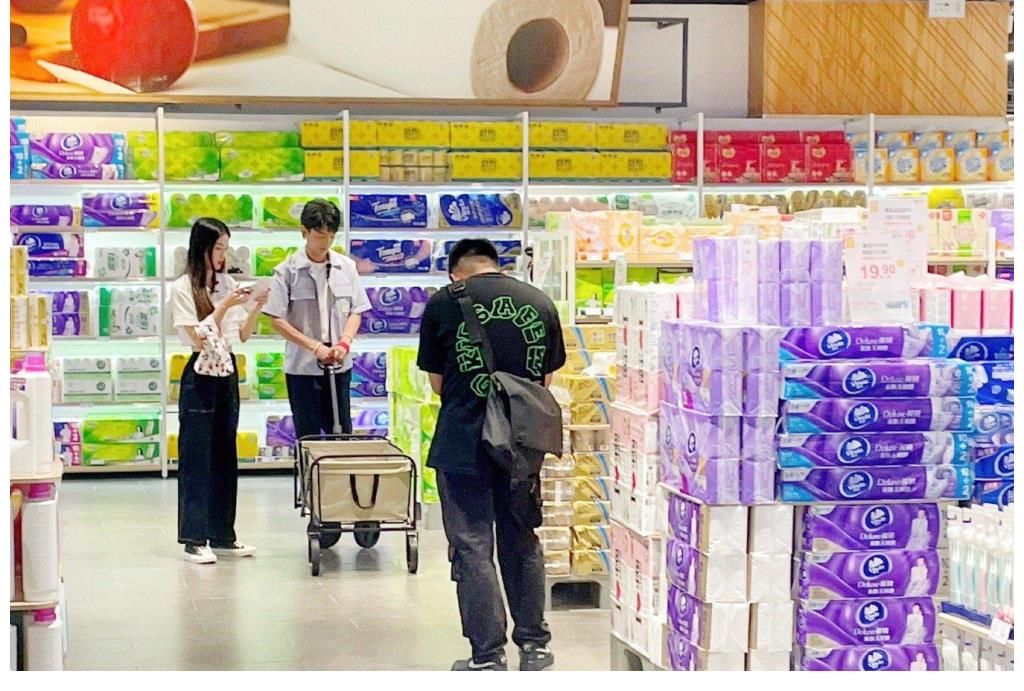 周也|丁真和周也為《中餐廳》采購，買了兩推車，讓女生搬東西好直男