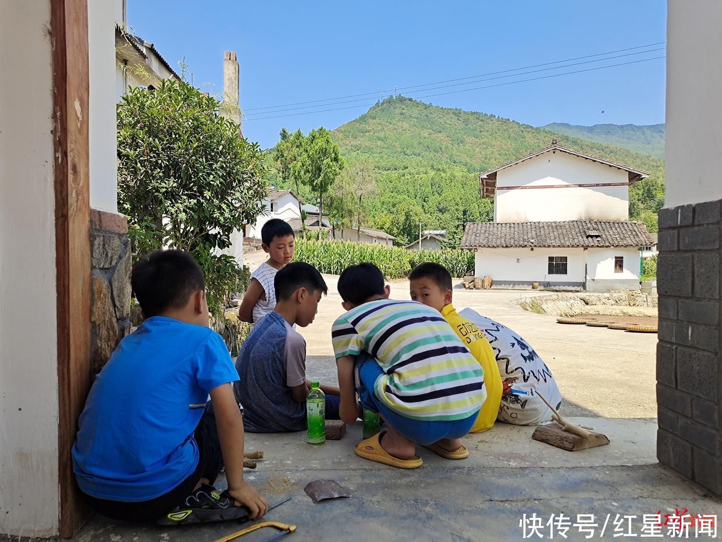 课程|专访网红山区小学校长张平原：我们的学生从未刷过题、补过课，但成绩也不差