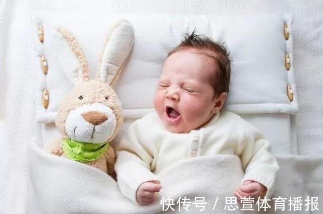 女儿|宝宝睡不踏实、“满床滚”?可能是在向你传递信号,父母别不知道