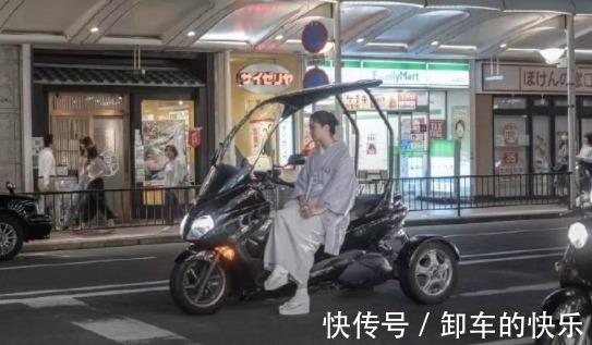 |幽默笑话：晚上下班的时候，在公交车上捡到了一个钱包