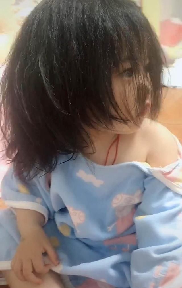 妈妈|宝宝一觉醒来,睡衣变成了“露肩装”,呆萌可爱的模样笑翻妈妈