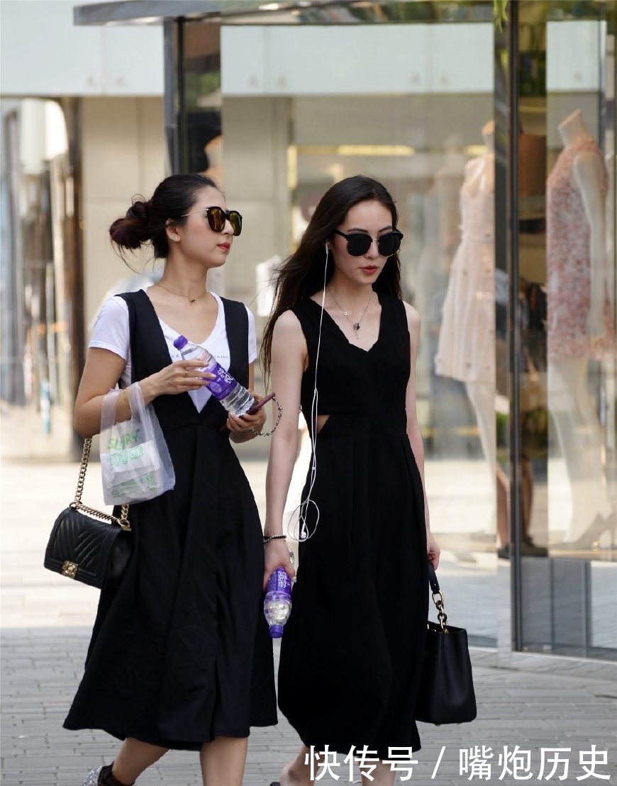 如果穿着黑裙的是你，你会搭配什么样的鞋子出门呢