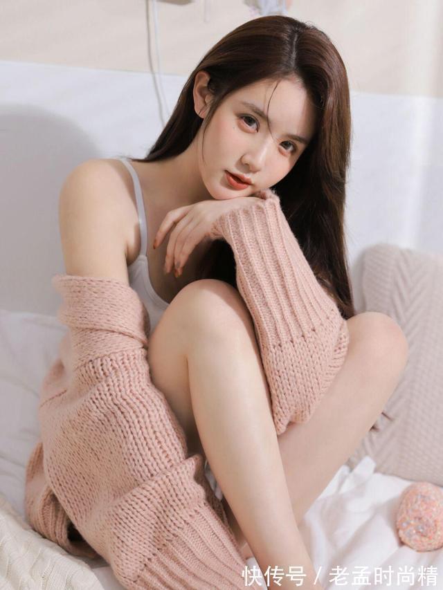 宽版|美女白色吊带背心搭配粉色宽版毛衣,简单大气,穿搭起来洒脱成熟