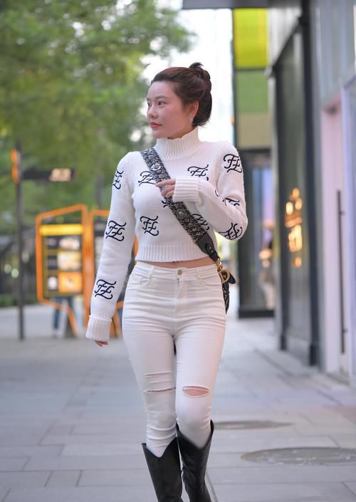 时尚的她真会打扮，白色系清新搭配，太美了！