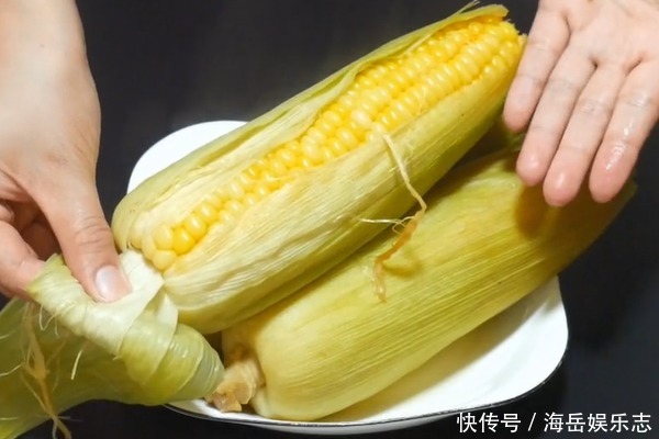 玉米的小窍|煮玉米别只放清水,锅里多加2样东西,玉米软糯香甜又好吃!