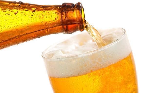 啤酒喝着好苦还胀肚?那是因为你根本不会喝。教你三招,来看看吧