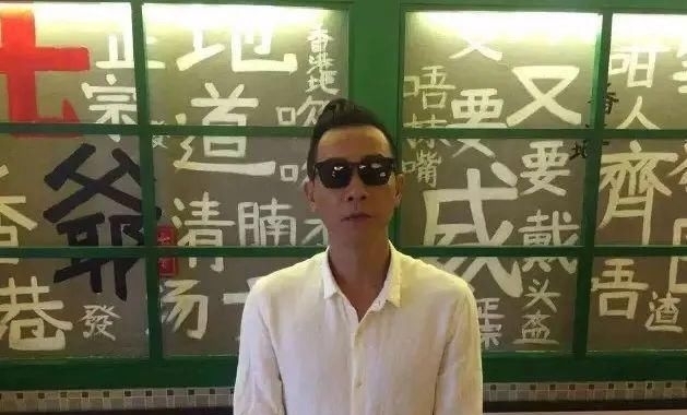 吃相|53岁陈小春翻菜惹争议,曾因喝粥被应采儿扇耳光,男人的吃相有多重要
