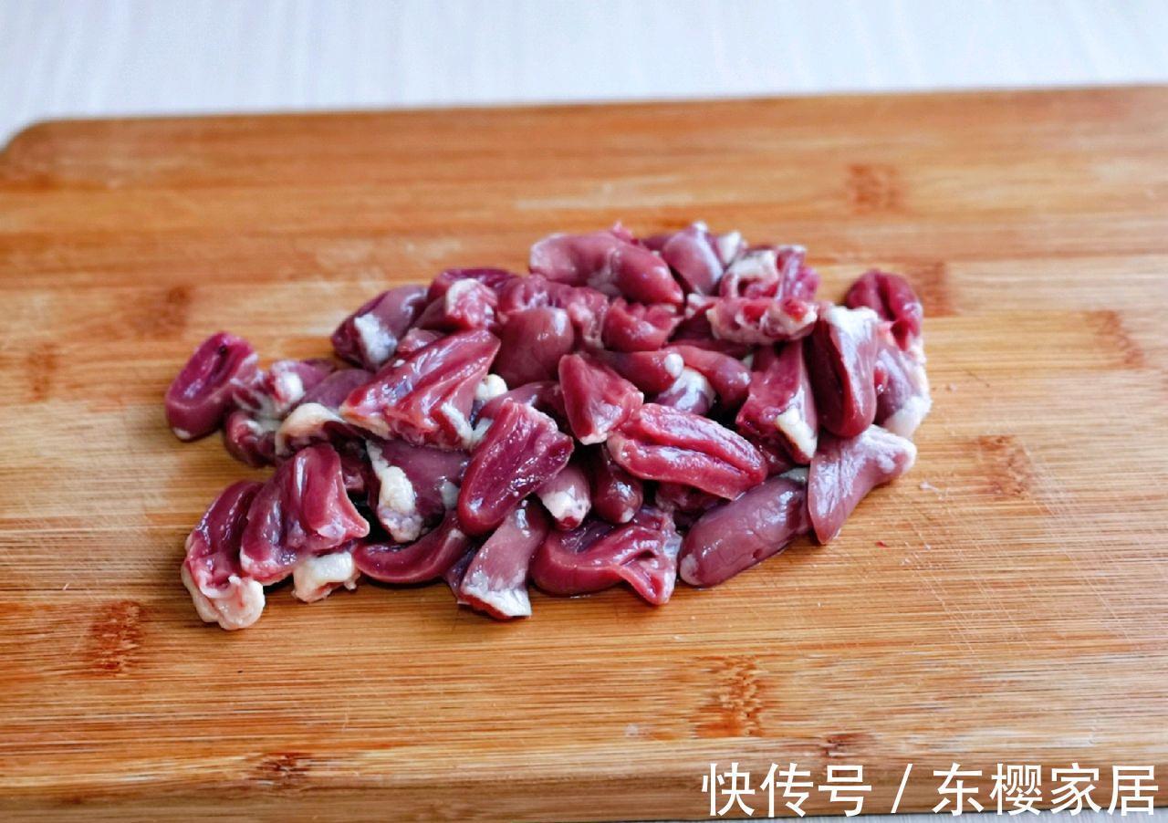 搭配|芹菜和鸭心搭配,简单炒一炒,就是一道好吃的下饭菜