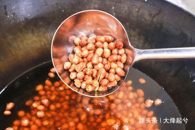 炸好花生米、直接撒盐是错的！饭店常用这1招，花生香脆久放不潮