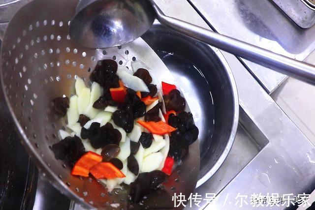 葱油|炒木耳时,总容易炸锅爆裂?教你小技巧,木耳不炸锅,更鲜香脆爽