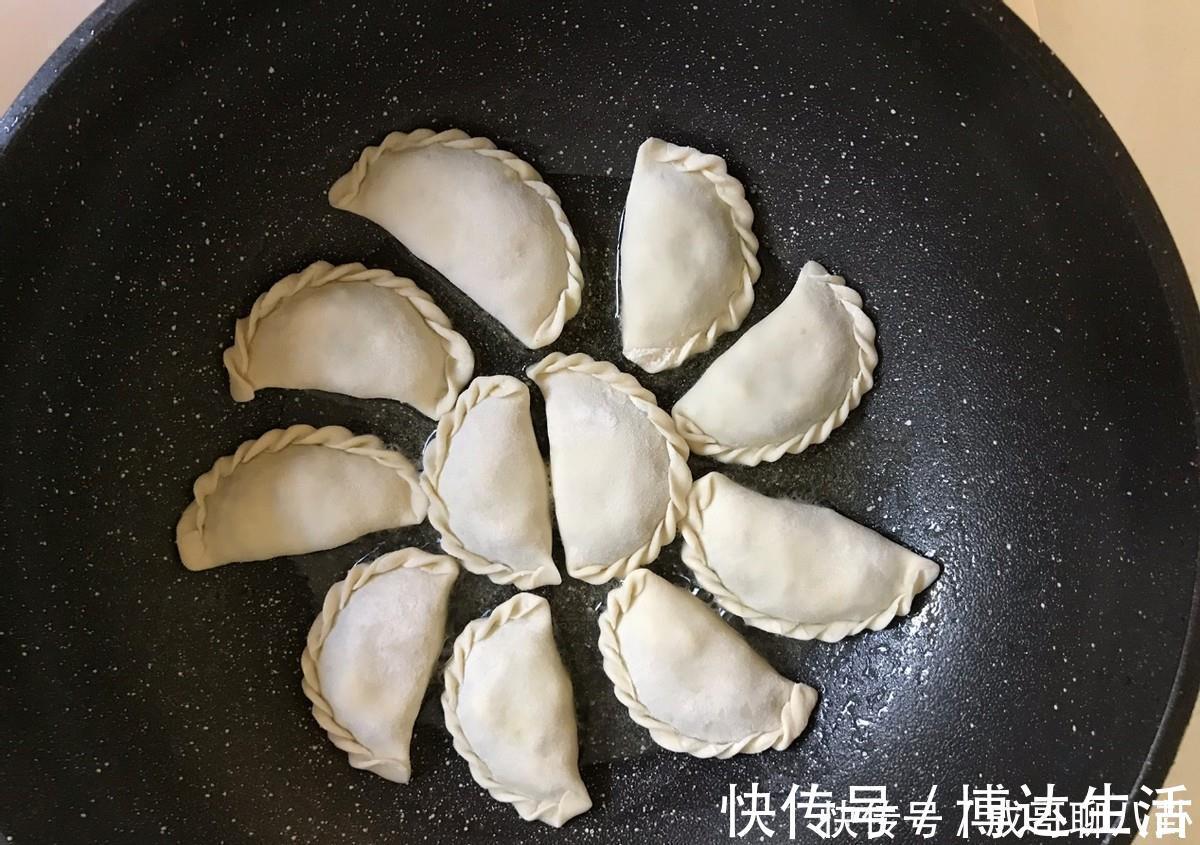 调味料|爱吃韭菜盒子的看过来,学会这个做法就够了,个个薄皮大馅真美味