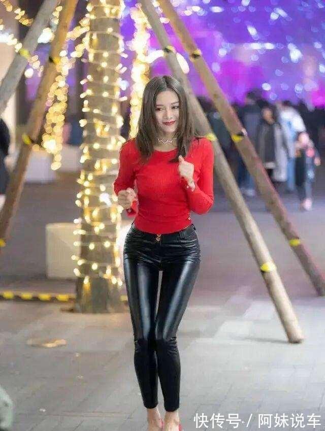 半身裤|牛仔打底裤搭配白色上衣,拉长了腰线,散发出不同的韵味