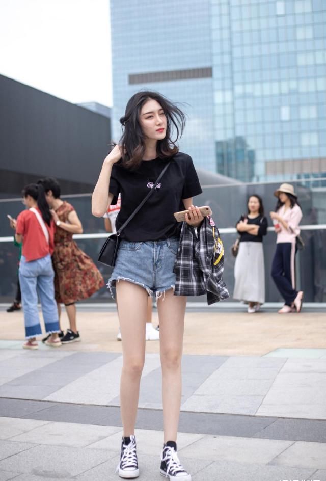 美女时尚又休闲的穿搭,无论逛街度假都会散发出“知性”的美感