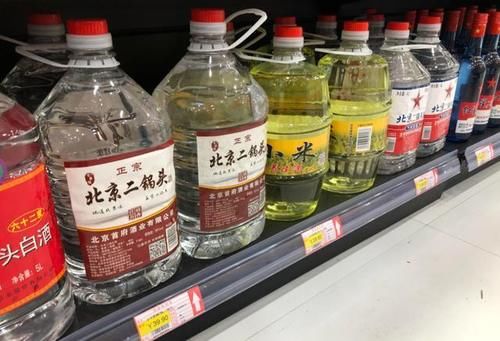 酒精酒|白酒越贵“水分”越多？超市导购吐露实情，这3类白酒最爱低价卖