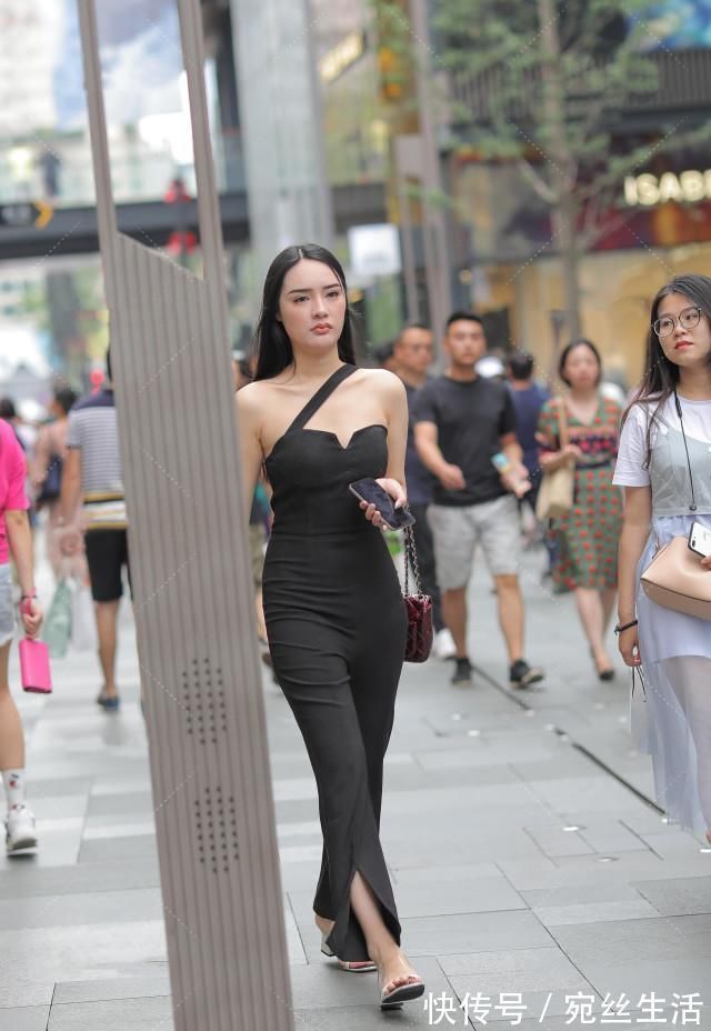 气质 黑色系套装打造都市女性的时髦气质,白色休闲鞋清新唯美又好看
