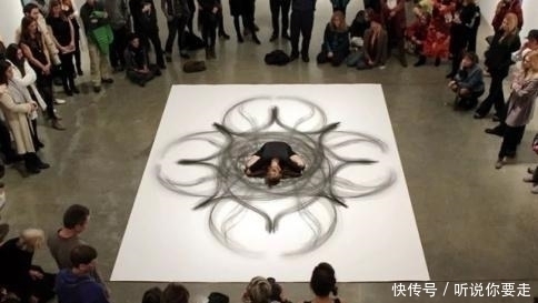 大三女生$美院大三女生,用身体作画引人围观,她将舞蹈与绘画完美结合!