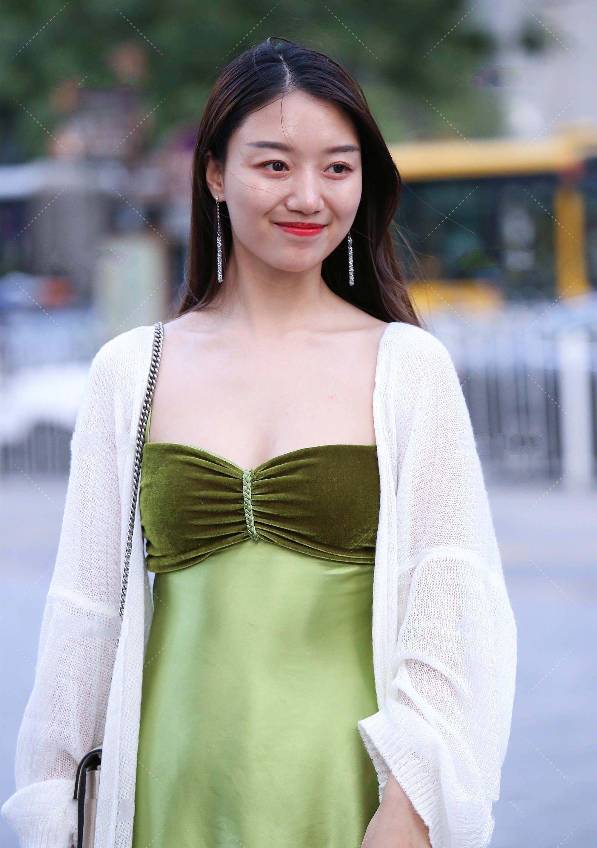 手感|绿色连衣裙丝滑手感,版型显瘦,散发独特气质