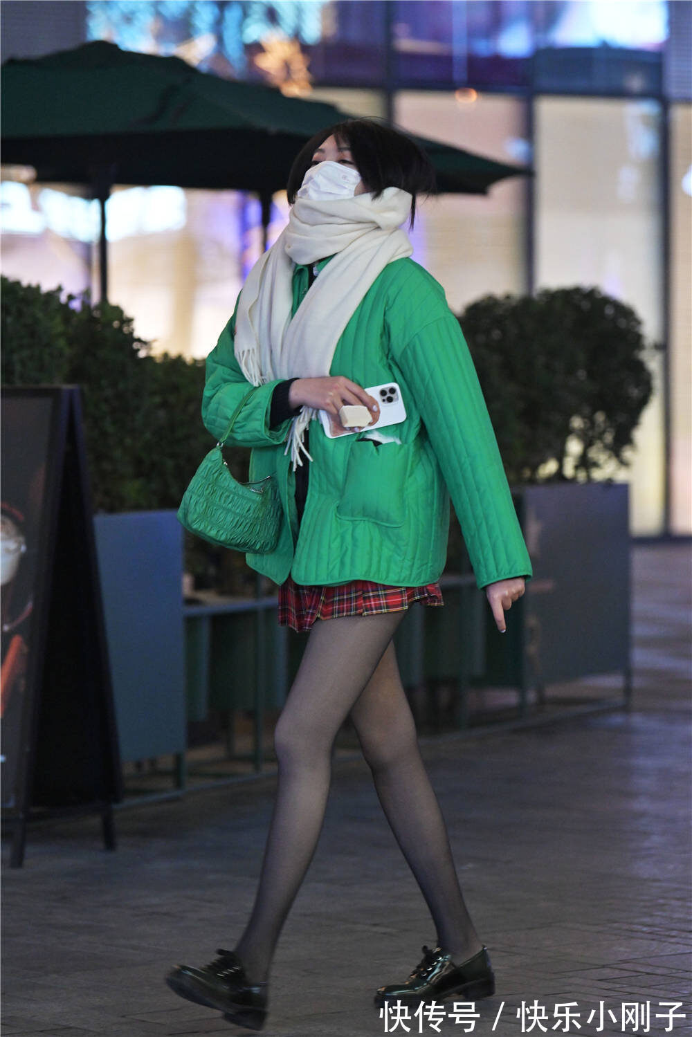 搭配 冬天还穿着黑色丝袜,她们是真喜欢丝袜搭配,让自己看起来更显瘦