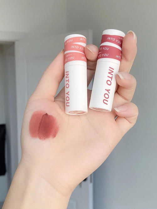 众所周知，脏橘色口红早过时了，今年最显白的是这4支“奶凶色”