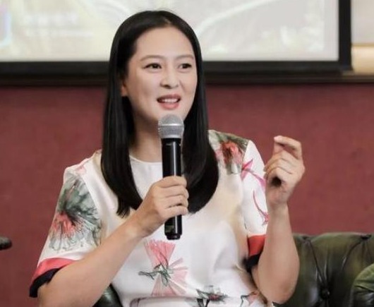 节目上做“情感专家”的黄澜，私下却和丈夫离婚，网友：太可笑