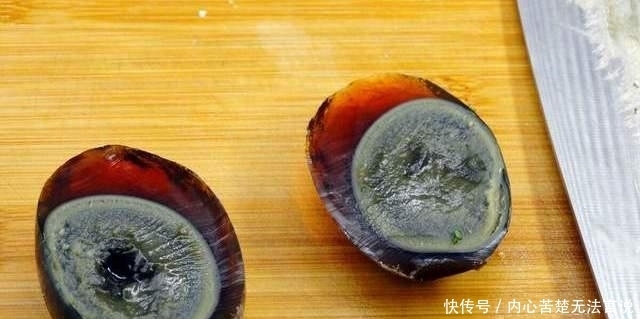 切皮蛋容易沾刀?大厨教你一招,不粘连不散花,切得完整又好看