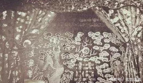 盛装|末代皇帝溥仪大婚老照片:婉容盛装的样子很美,花轿配不上场合