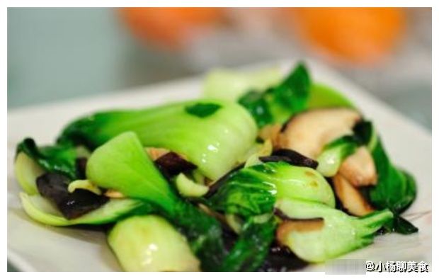 炒青菜怎么做颜色不发黑？50岁厨师长教你7个诀窍，青菜久放翠