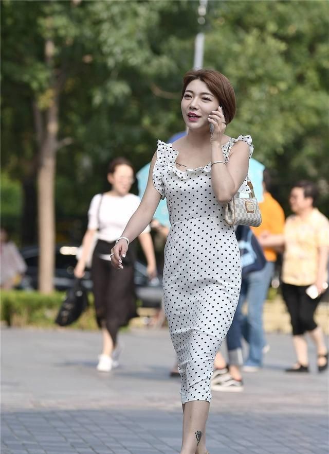搭配|白色连衣裙，黑色斑点点缀，搭配黄色尖头细跟单鞋