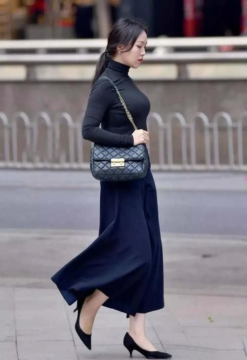 秋季高冷范的搭配,阔腿裤穿出了裙装的美,美的高雅有气势