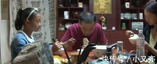 王爸|《变形计》“神仙妹妹”梁小友高二辍学后成网红,浓妆直播惹众议