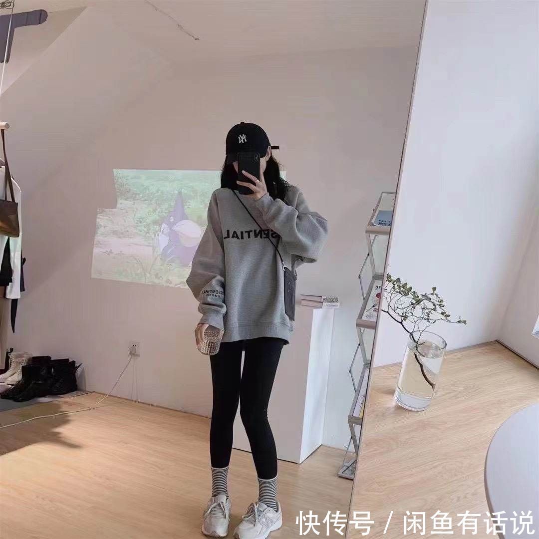 时髦 40岁女人想在冬天赶时髦,就从鲨鱼裤+老爹鞋开始,保暖还显身材