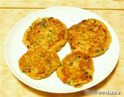 好吃|豆腐新吃法，不蒸不煮，揉成“饼”锅里一煎，营养又好吃
