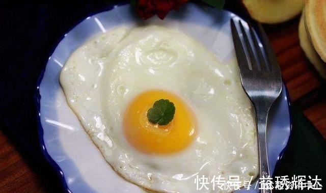 煎鸡蛋,直接倒油煎就错了!多做2步,不粘锅不煎糊,鲜嫩又入味