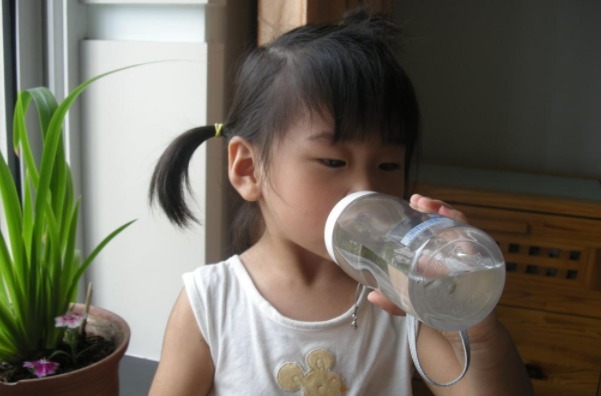 胃肠痉挛|提醒别在3个时间强迫孩子喝水，容易积食还伤脾，父母长点心