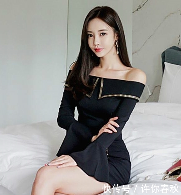 连衣裙:采用喇叭袖和一些线条,点缀了整体的看点