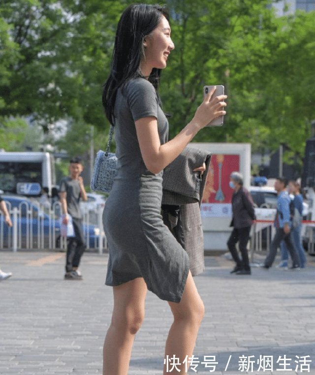 小姐姐|街拍美女，能把裙摆熨一下再出门吗