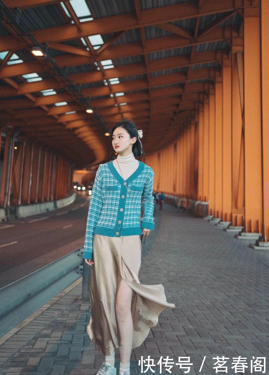 春天穿蓝色针织衫+半裙，很有日系风格