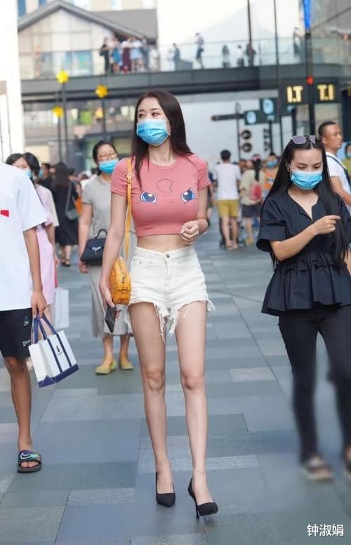 简约粉红T恤衫，搭配露脐牛仔短裤，时尚而有风度