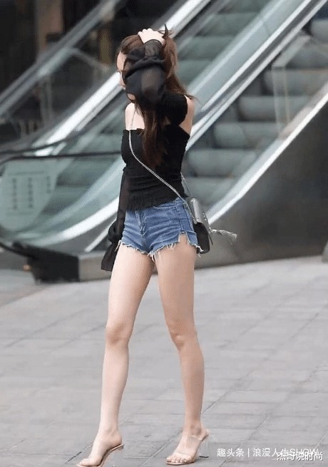 黑色一字肩上衣搭配蓝色开叉短款裤，大气端庄，时尚优雅