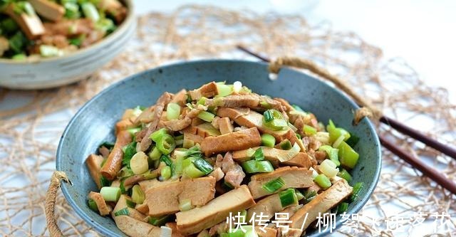 肉丝|香辣豆腐炒肉丝，又软又嫩，弹性十足，味道浓郁倍儿下饭！