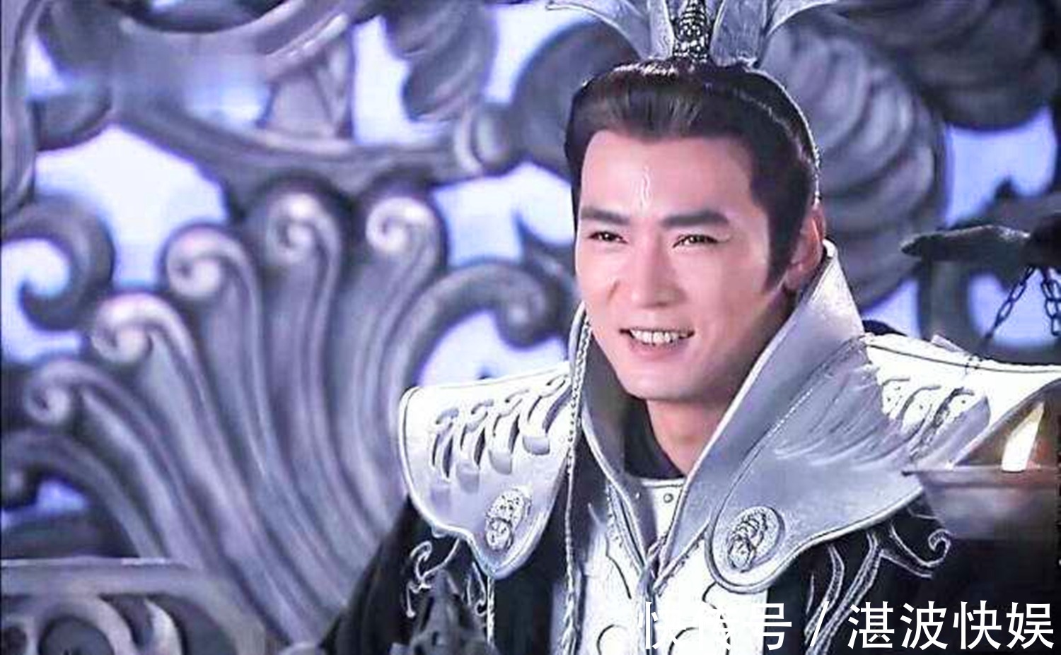 杨戬#封神中有个用毒高手,轻松困住姜子牙,被怪人用扇子送上封神榜