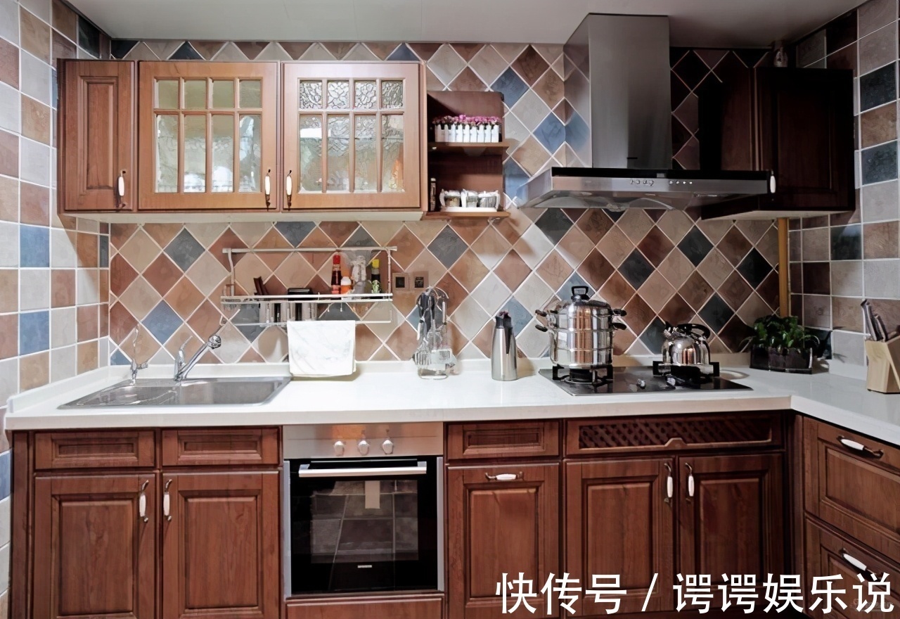 钢化玻璃|头一次见厨房不贴瓷砖,她家贴玻璃,20年如一新,和油污说拜拜
