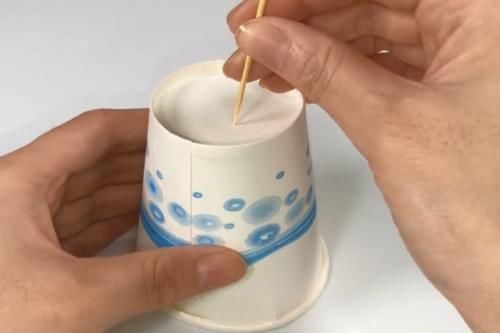 家里来客人,在一次性纸杯底部扎几个小洞,看了都夸聪明,太实用