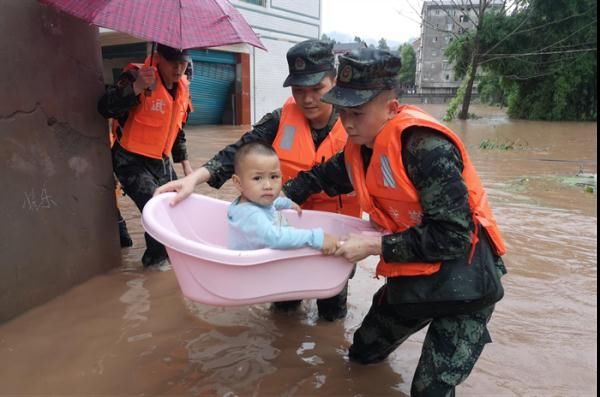 群众|武警四川总队官兵紧急救援强降雨受灾群众