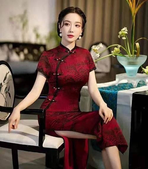 中年女人开春穿什么？当然是旗袍最漂亮了