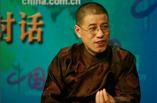 上交|乾隆后裔手戴上亿玉扳指,专家劝其上交,他回六个字让专家无话说